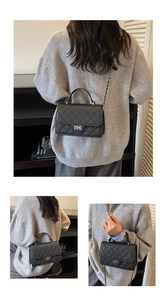 Trois vues du sac à bandoulière matelassé noir avec chaîne argentée et poignée haute