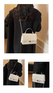 Détails d'un sac à bandoulière matelassé blanc avec bandoulière chaîne et fermoir rotatif