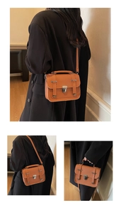 Detailansicht der Vintage-Umhängetasche in Orangebraun mit Riemen und Metallschnalle