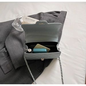 Sac matelassé bleu clair avec rangement pour téléphone, rouge à lèvres et batterie