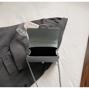 Détail du sac matelassé bleu clair montrant le fermoir argenté et le cuir PU texturé