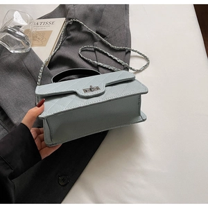 Vue détaillée du sac matelassé bleu clair avec chaîne argentée et fermoir pivotant chic