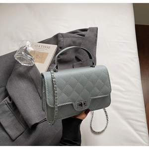 Détail du sac en cuir matelassé bleu clair avec chaîne argentée et fermoir métal