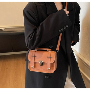 Detail einer Vintage Cambridge-Tasche aus braunem Leder mit Metallschnalle und Gurt