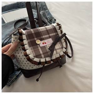 Détail d'un sac à dos à carreaux style japonais avec bordure en dentelle et motif cerise