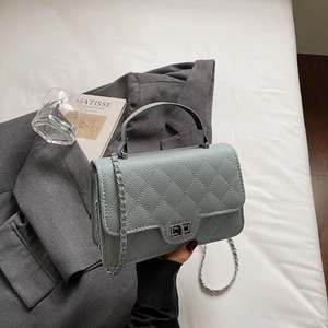 Sac Bandoulière Chaîne Matelassé pour Femmes Petit Sac à Main Carré avec Fermoir Pivotant en Cuir PU Sac Élégant