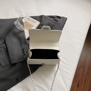 Sac bandoulière blanc classique matelassé avec bandoulière chaîne et vue intérieure