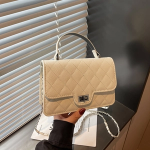 Sac à main beige matelassé avec motif à losanges et bandoulière chaîne argentée