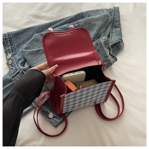Détail de l'intérieur du sac à dos écossais rouge avec divers articles personnels