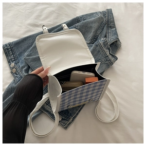 Vue détaillée de l'espace intérieur du sac à dos scolaire à carreaux sur veste en jean