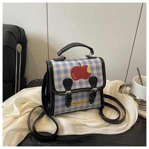 Détails du sac enfant à carreaux vichy avec imprimé pomme rouge et boucles noires