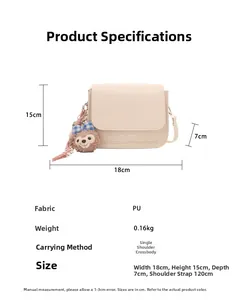 Dimensions détaillées du sac bandoulière en cuir PU beige avec pendentif ours rose