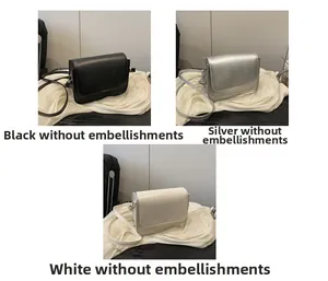 Détails des petits sacs bandoulière en similicuir noir, argenté et blanc élégants