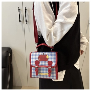 Sac à dos à carreaux avec imprimé pomme et bords rouges vu de profil