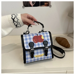 Sac à main à carreaux bleus et blancs avec motif pomme rouge et anses en cuir noir