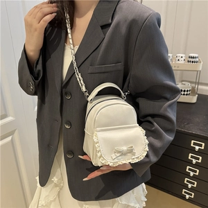 Mini weißer Rucksack aus PU-Leder mit Spitze und Schleife, getragen von einem Model