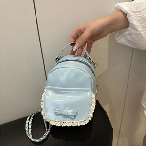 Detailansicht der hellblauen PU-Mini-Tasche mit weißem Spitzenrand und Schleife