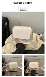 Détail du sac à bandoulière blanc en similicuir avec animaux embossés et charme d'ours