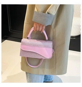 Vue détaillée du sac selle à paillettes roses avec rabat asymétrique en cuir lisse