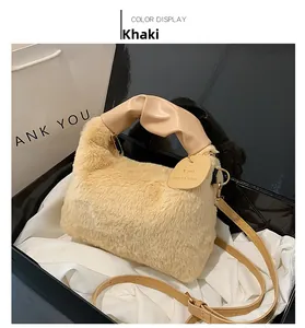 Détail du sac à main en peluche kaki avec poignées en similicuir plissé et garniture dorée