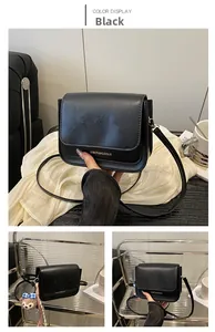 Détail du sac à bandoulière noir avec motif ours gaufré et charm ours en peluche