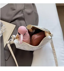 Vue de dessus de l'intérieur spacieux du sac crème avec parapluie, portefeuille et cosmétiques