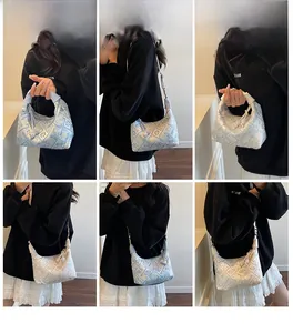 Vues détaillées du sac ethnique brodé montrant les bandoulières et les motifs floraux