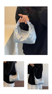 Détails du sac à main jacquard bleu clair avec motifs de broderie florale complexes