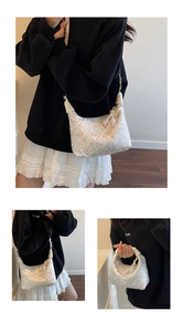 Détail du sac à bandoulière en jacquard avec motifs rétro et breloque pompon en perles