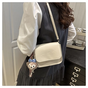 Détail du sac à bandoulière crème avec ours embossés et pendentif peluche ShellieMay