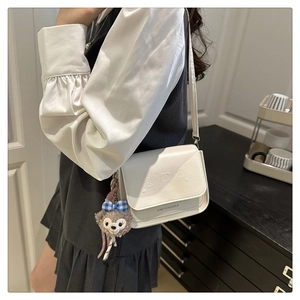 Détail du sac bandoulière blanc en cuir PU avec peluche Duffy et ours gaufrés sur le rabat
