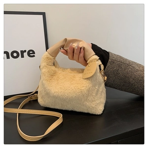 Gros plan sur un sac à main en peluche beige avec poignées plissées en cuir et étiquette