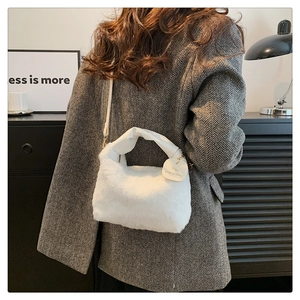 Détail du sac à main blanc en peluche avec fausse fourrure douce et poignée en cuir nouée