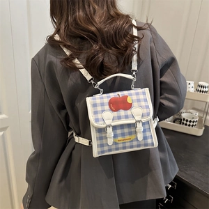 Sac à dos à carreaux bleus et blancs avec motif pomme rouge et sangles jaunes