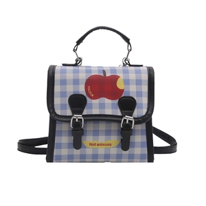 Sac à dos à carreaux avec motif de pomme rouge et poignées en cuir noir sur fond blanc