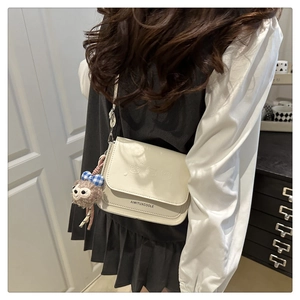Petit sac carré beige en similicuir avec relief ours et charmant pendentif peluche