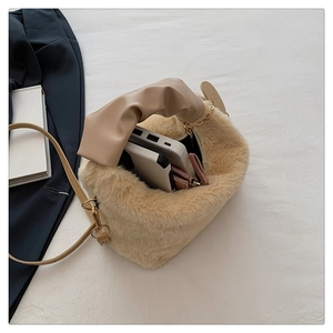 Vue intérieure du sac à main en peluche beige montrant sa capacité de rangement