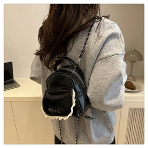 Detailansicht Mini Rucksack in Schwarz mit Spitze und Schleife getragen von einem Model