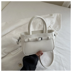 Détail du mini sac blanc en similicuir avec boucle décorative et bandoulière réglable
