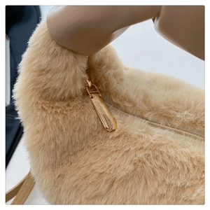 Vue détaillée de la texture douce en peluche et de la fermeture éclair en métal doré chic