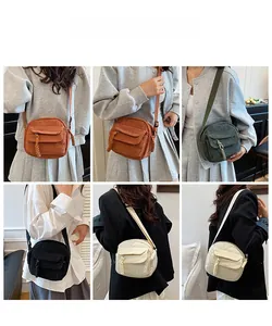 Vue détaillée du sac bandoulière en velours côtelé pour femme en divers coloris et tenues