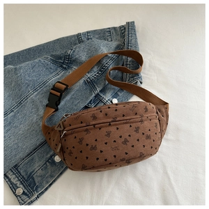 Detalle de riñonera de pana con estampado de corazones sobre denim y fondo blanco
