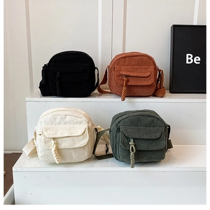 Détails de quatre sacs bandoulière en velours côtelé avec textures et zips tressés