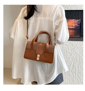 Sac à main vintage marron avec rabat tressé et fermoir doré carré en vue de profil