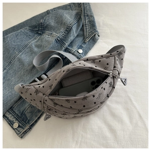 Detalle de riñonera de pana gris con estampado de corazones y correa ajustable