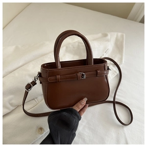 Détail du sac à main en cuir PU marron avec boucle en métal argenté et texture fine