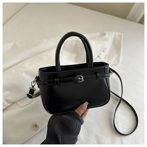 Vue détaillée d'un sac à main noir en cuir PU avec des boucles métalliques argentées