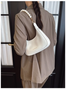 Borsa a mezzaluna bianca con manico di perle e logo dorato in stile minimalista