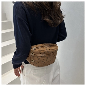 Detailweergave van de bruine corduroy crossbodytas met hart- en strikpatronen