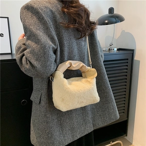 Sac à main en peluche blanc crème avec poignée plissée kaki et pendentif doré chic